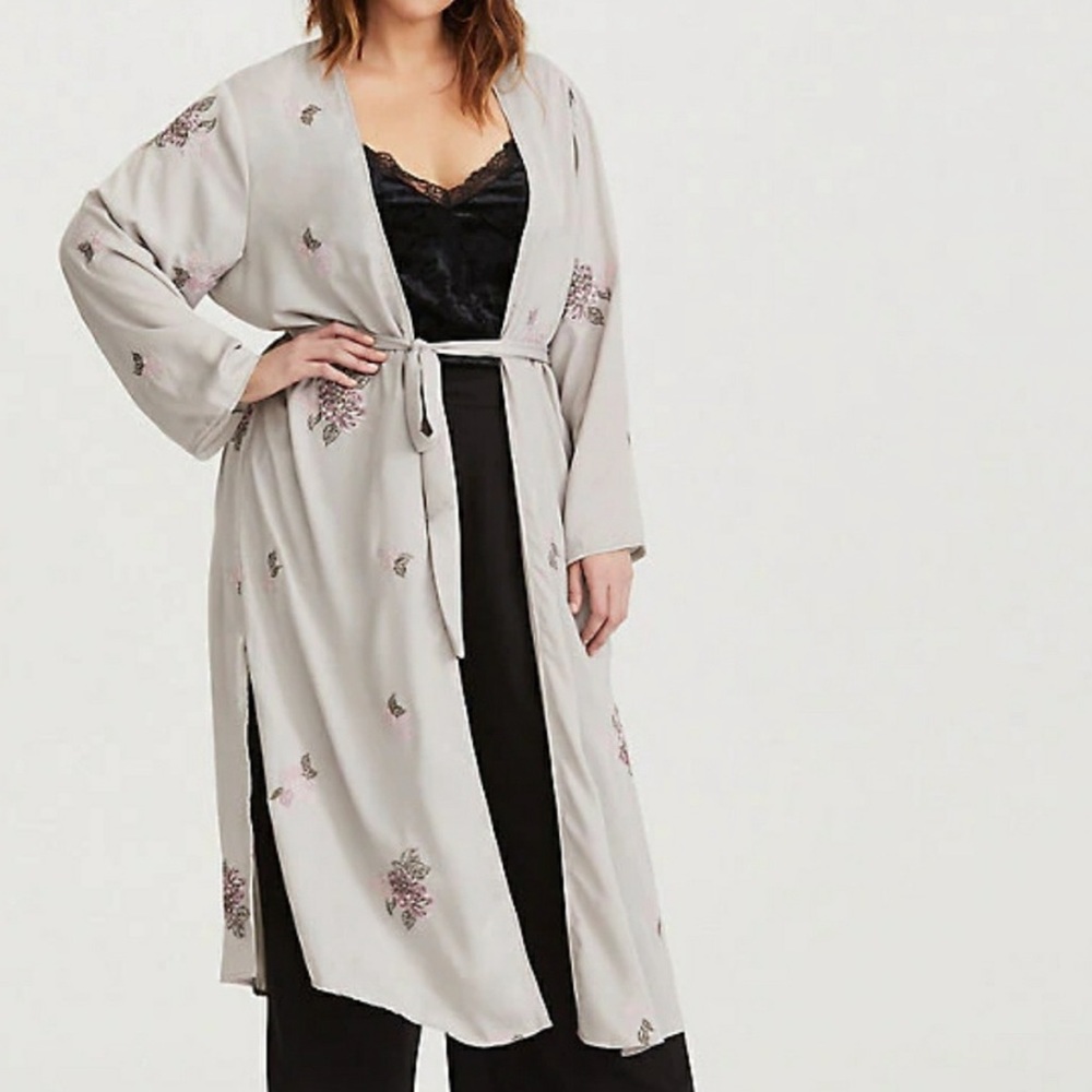 Torrid Light Grey Floral Embroidered Side Slits Tie Waist  Robe/Kimono NWT 1X/2X